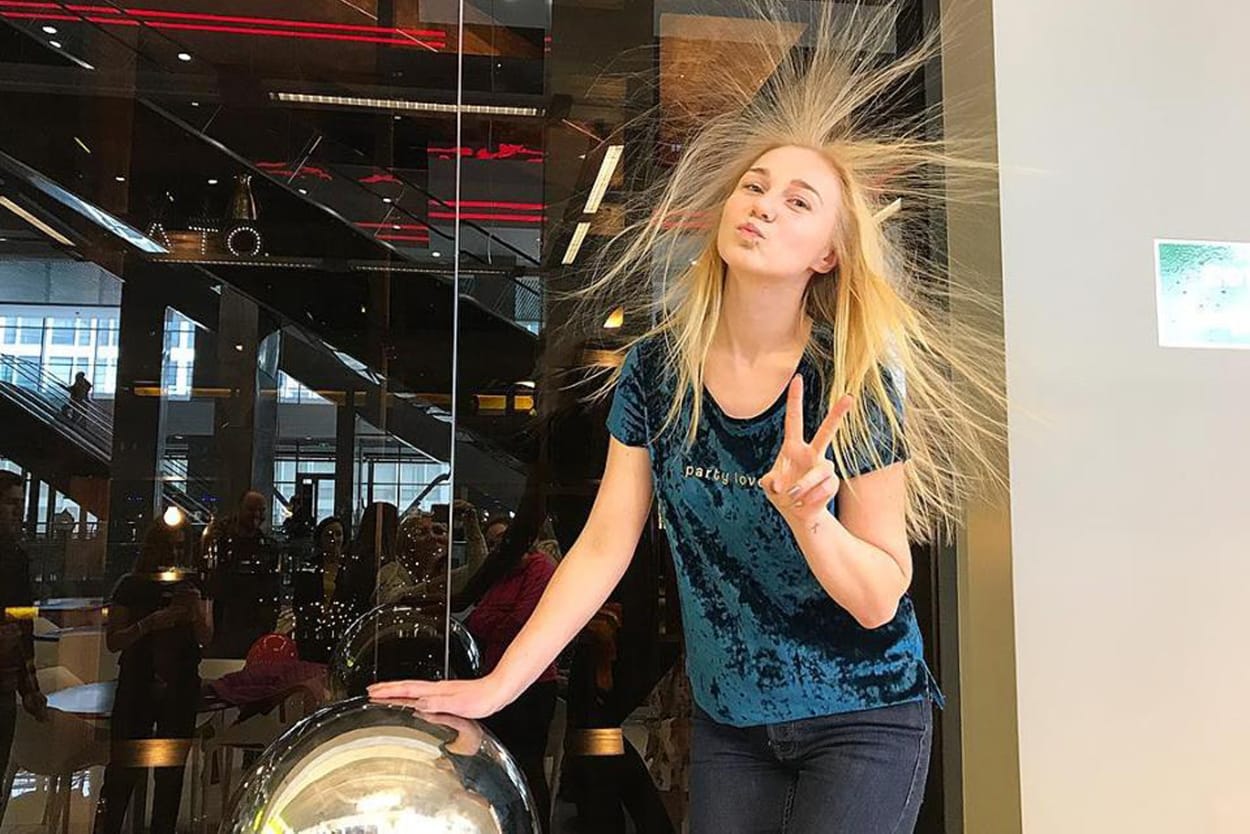VAN DE GRAAFF GENERATOR